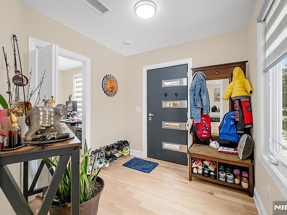 4th image of 107 Chestnut St