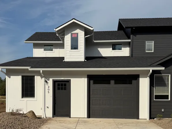 205 Bogey Ln, Eagle Point, OR 97524