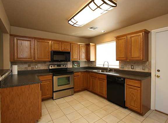4th image of 4235 Mariner Dr