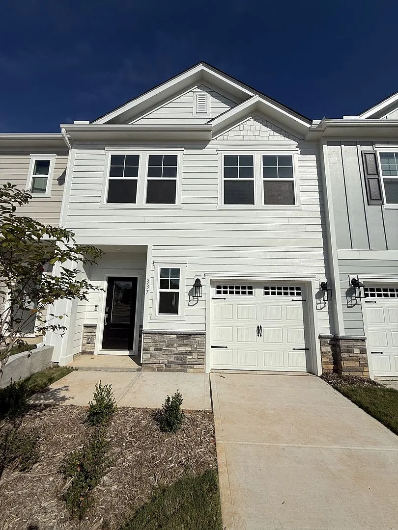 2 bd 2.5 ba townhome — Photo 2