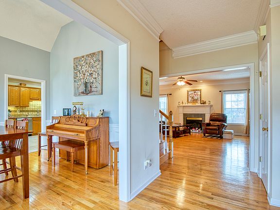 3rd image of 273 Southridge Dr