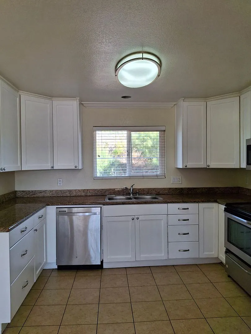 Oakdale #18 — Photo 4