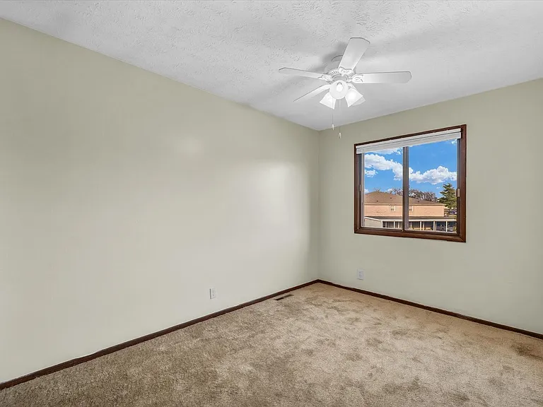 105 N Orr Dr — Photo 59