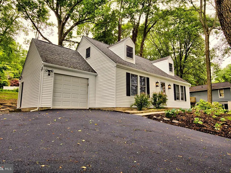 342 Sherry Ln — Photo 3