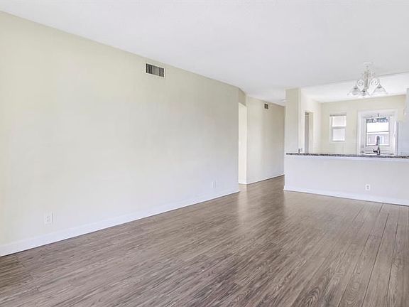 4th image of 2213 NE 1st Ct #206
