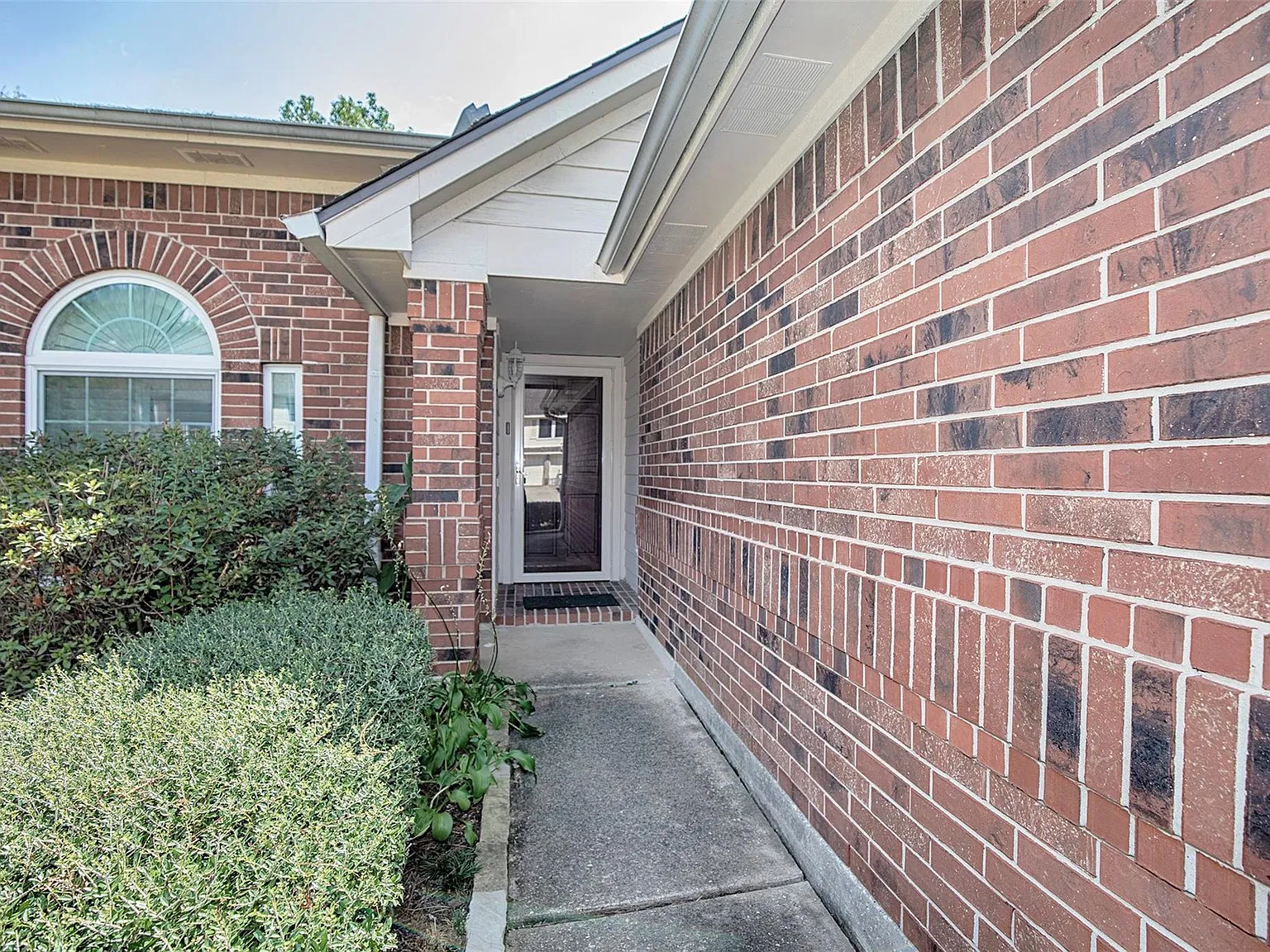 3 bed, 2.0 bath, 1512 sqft, $2,350 — Photo 3
