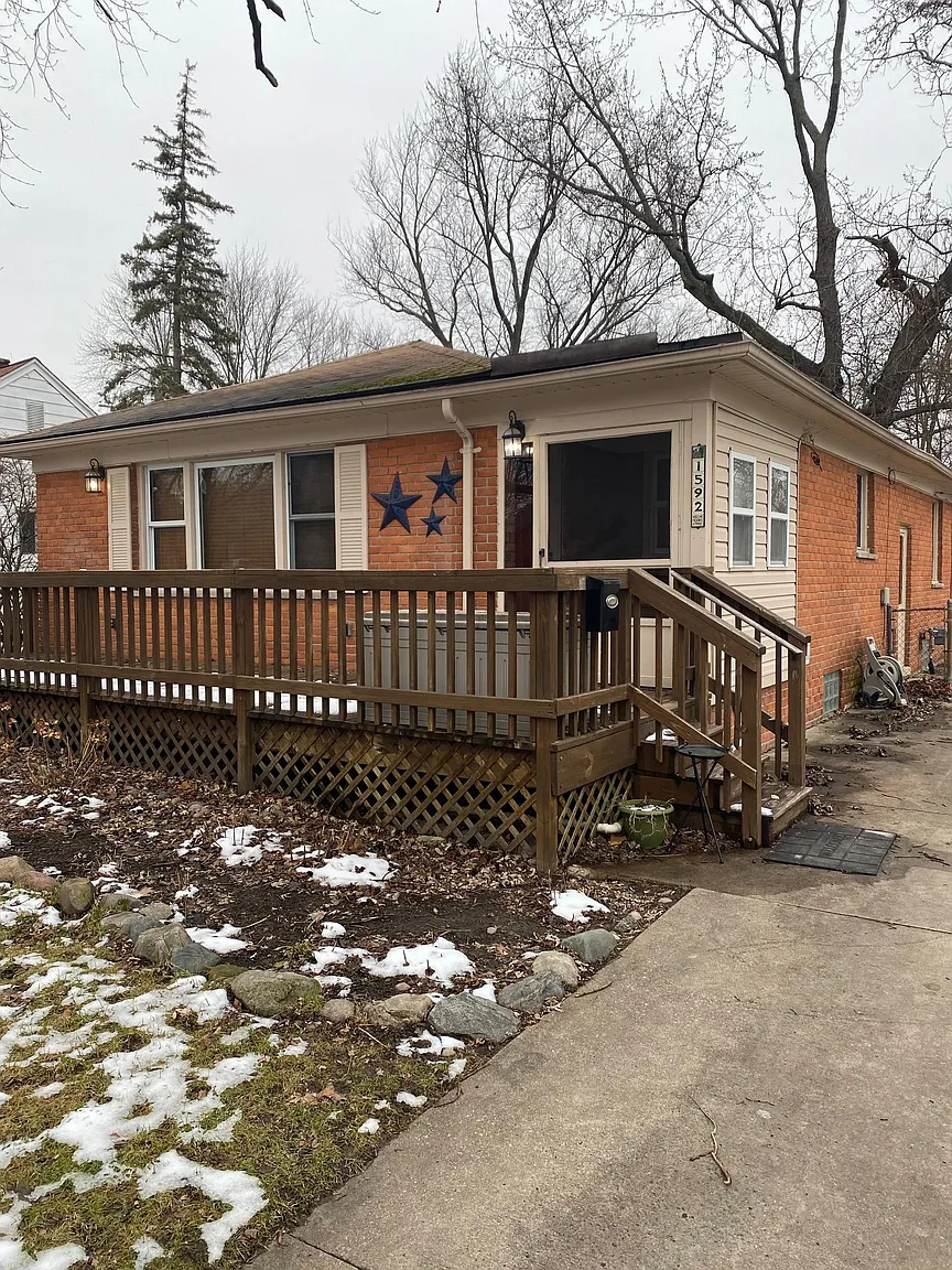 1592 Columbia Rd photo 1