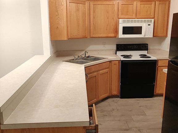 2nd image of 606 Glenwood Dr #606