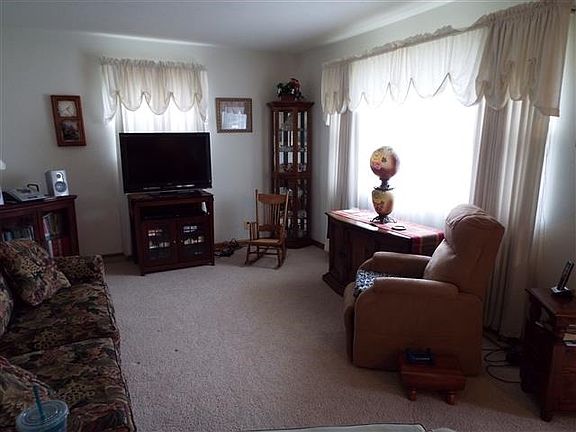 4th image of 422 E Walnut St