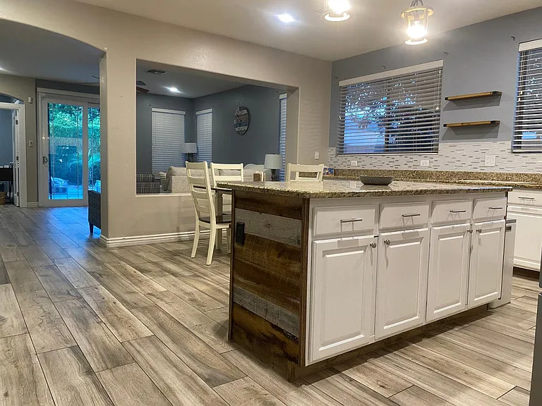 9237 W Irma Ln — Photo 28