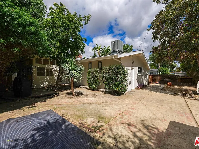 22750 Clarendon St — Photo 40