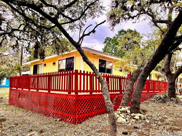 125 32nd St W, Lakehills, TX 78063