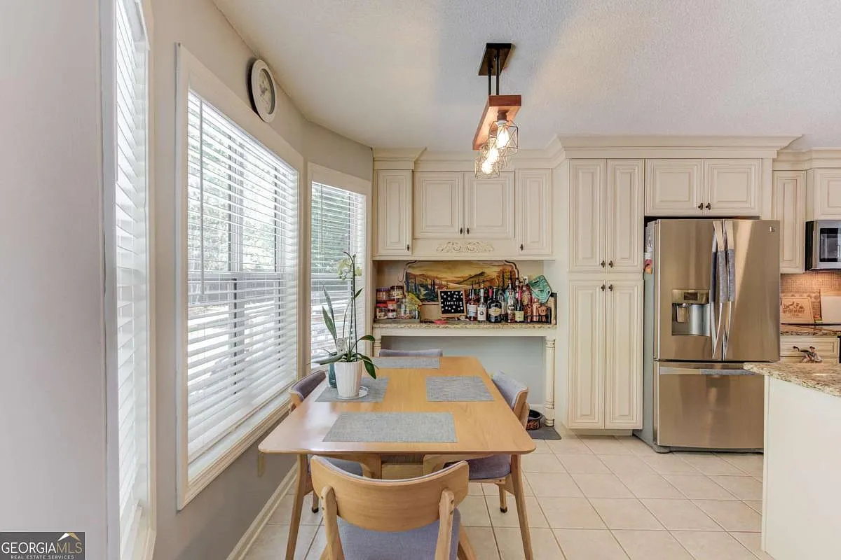 3 bed, 2.0 bath, 1912 sqft, $2,500 — Photo 3