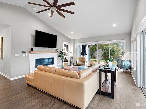 4th image of 9012 Edgewater Drive SW