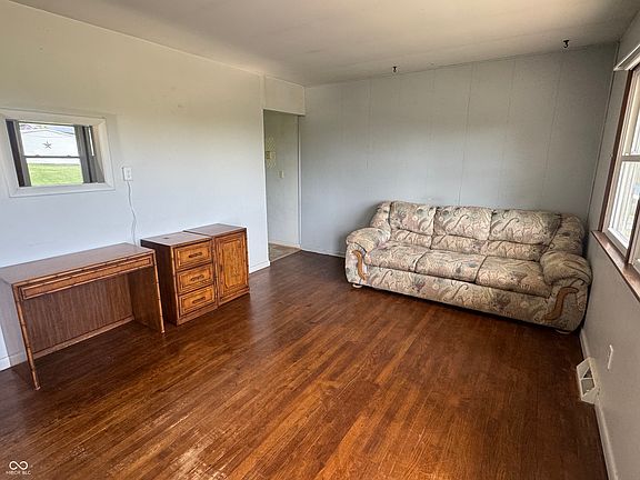 2nd image of 905 E Summit St