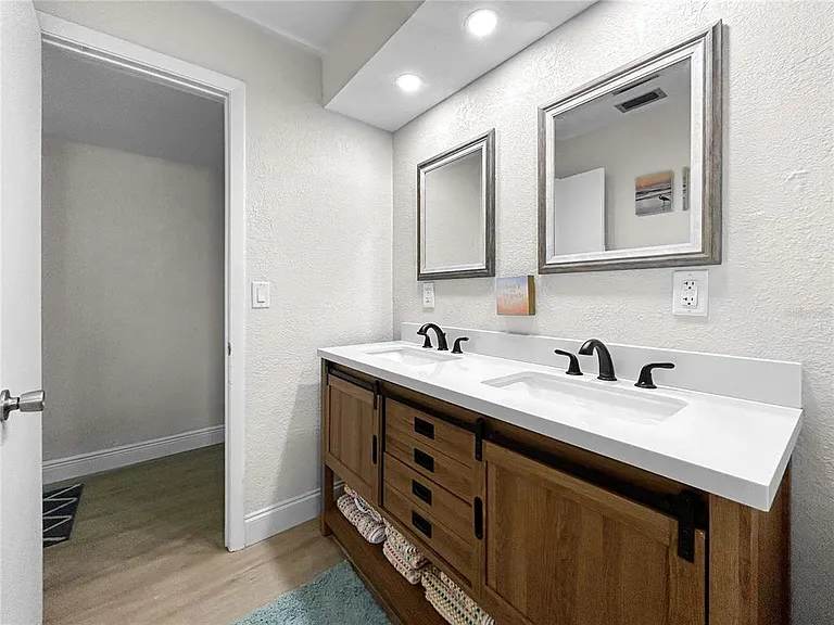 2505 Bay Blvd #1 — Photo 26