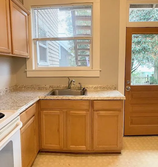 1914 E Burnside St #1 — Photo 6