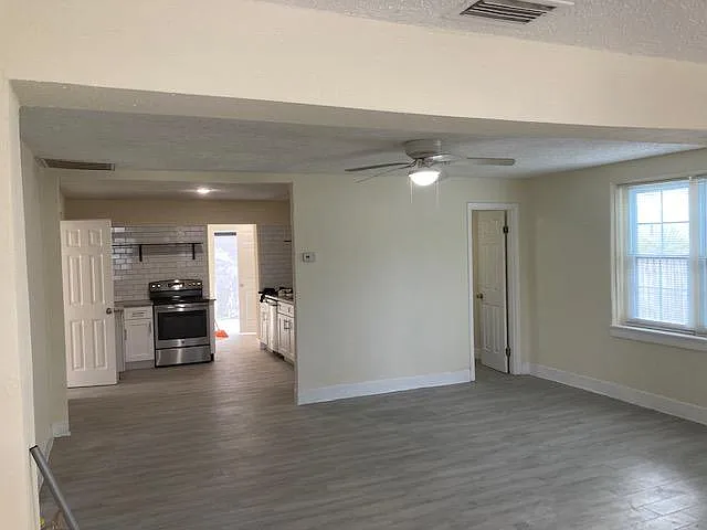 3 bed, 1119 sqft, $2,350 — Photo 3