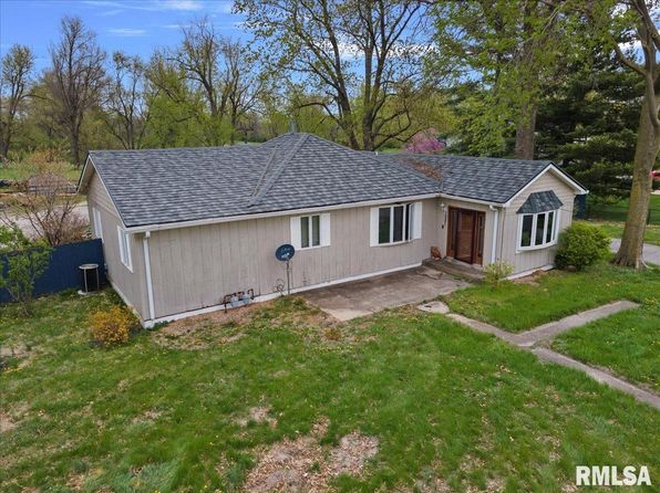 1021 E Washington St, Riverton, IL 62561