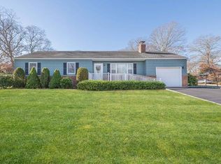 6 Russell Rd, Hampton Bays, NY 11946