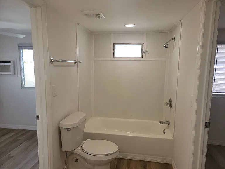907 50th Avenue Plz W — Photo 4