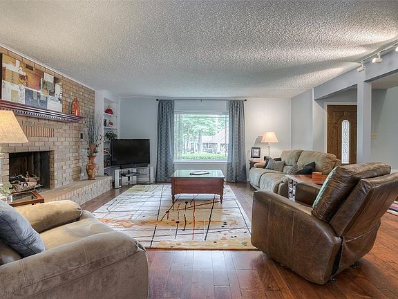 4th image of 1719 E Lake Dr