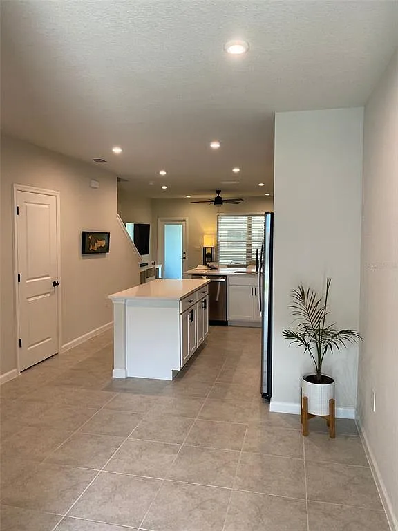 3 bed, 2.5 bath, 1207 sqft, $2,280 — Photo 2