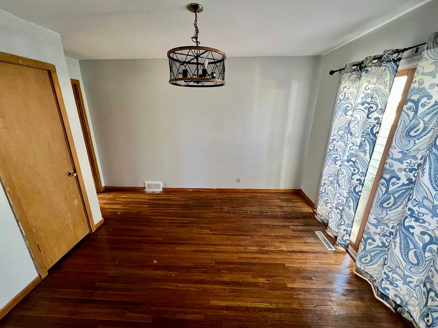 $1195| 2BD 1BA| 5424 104th Street| Available Now! — Photo 3