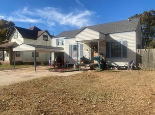 608 S 6th St, Clinton, OK 73601