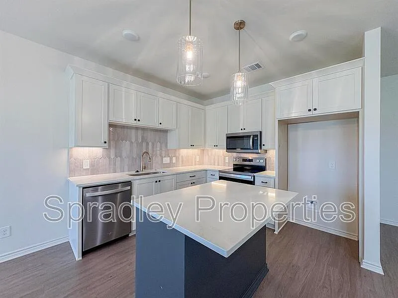3 bed, 2.5 bath, 1545 sqft, $1,700 — Photo 4