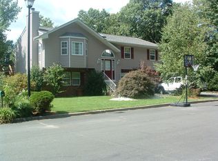 128 Griffing St, Islip, NY 11751