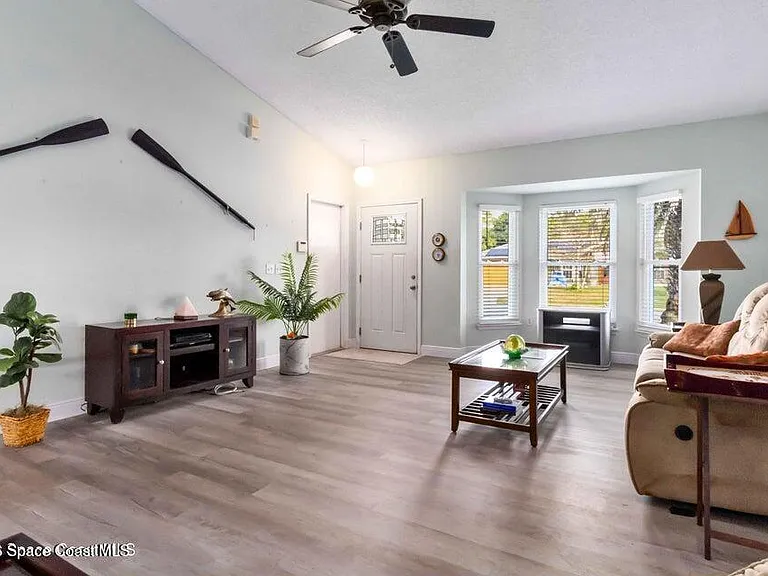 308 Tamarind Cir NW — Photo 3