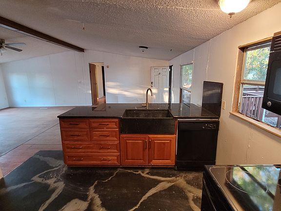 5th image of 303 2nd St