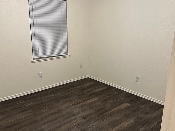 3rd image of 105 E Elmhurst Dr