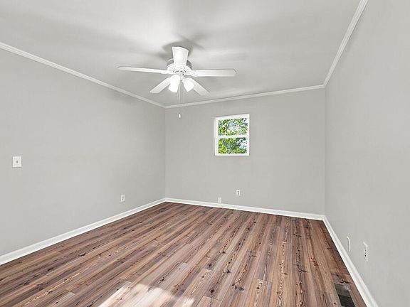 4th image of 303 Lesley Dr