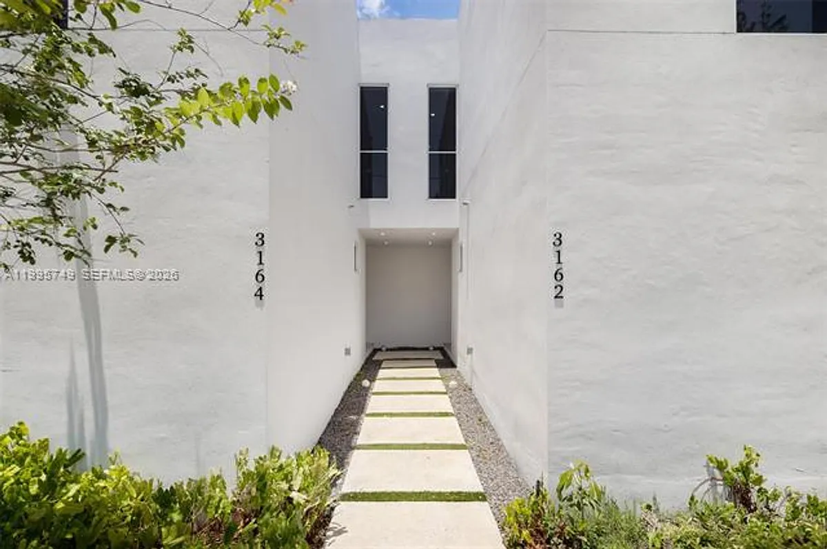 Building Photo - 3162 Plaza St