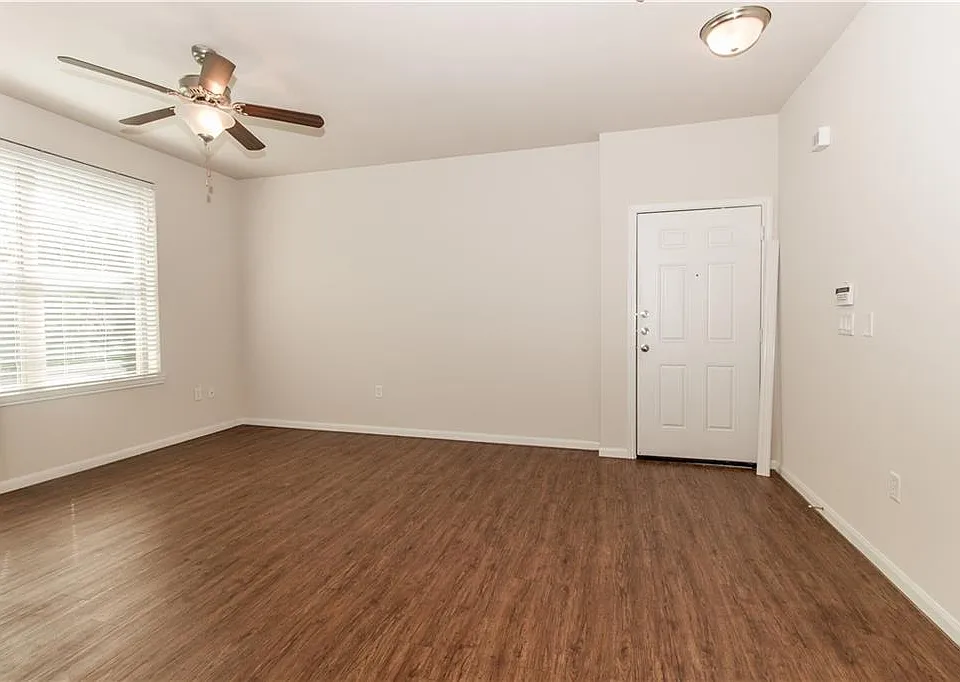 1401 E 4th St #203