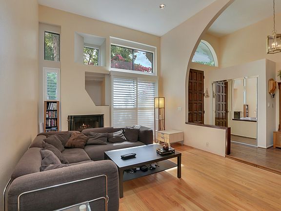 3rd image of 18701 Hatteras St Unit 10