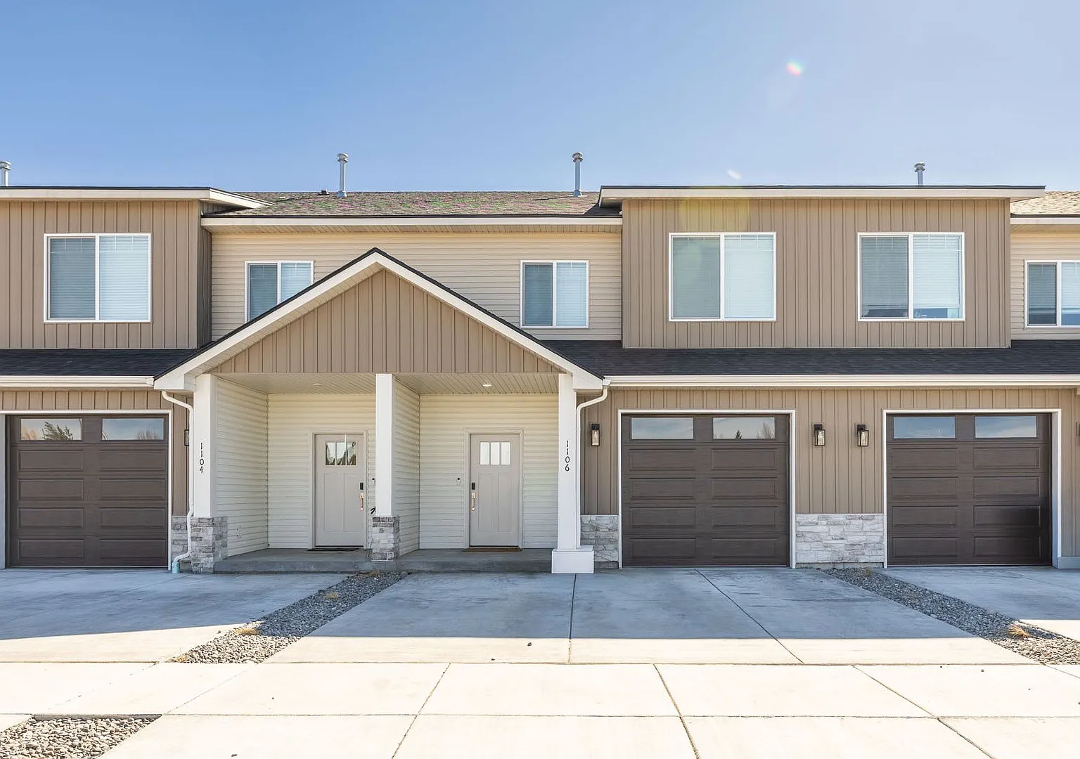 Modern 3 Bed 2.5 Bath Townhome In Saint Anthony — Photo 1