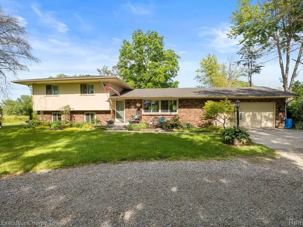 489 Mayer Rd, Saint Clair, MI 48079