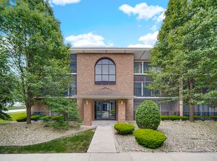 13434 Circle Dr #404, Crestwood, IL 60418