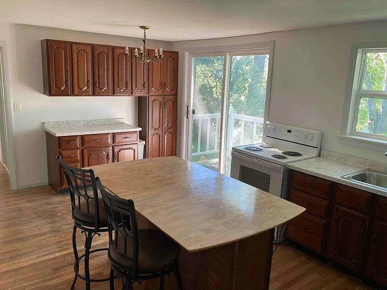 320 Leslie Dr — Photo 3