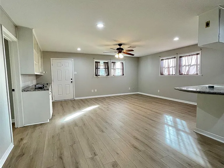 817 N Valderas St — Photo 13