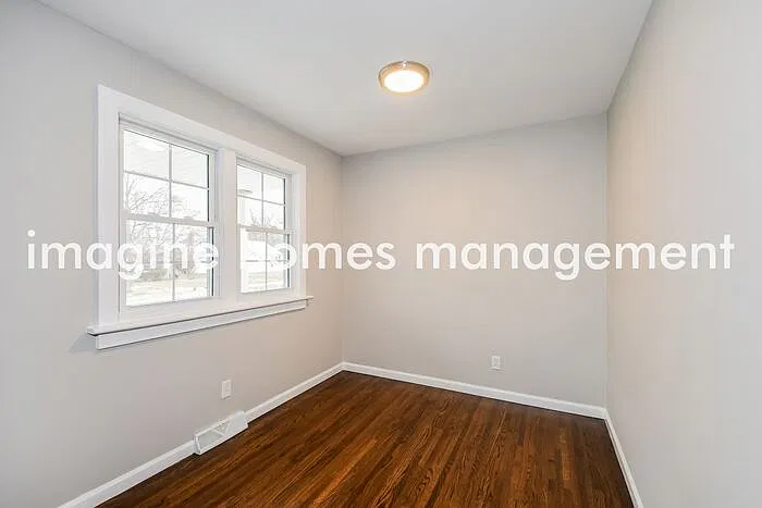3 bed, 1.0 bath, 1014 sqft, $1,960 — Photo 3