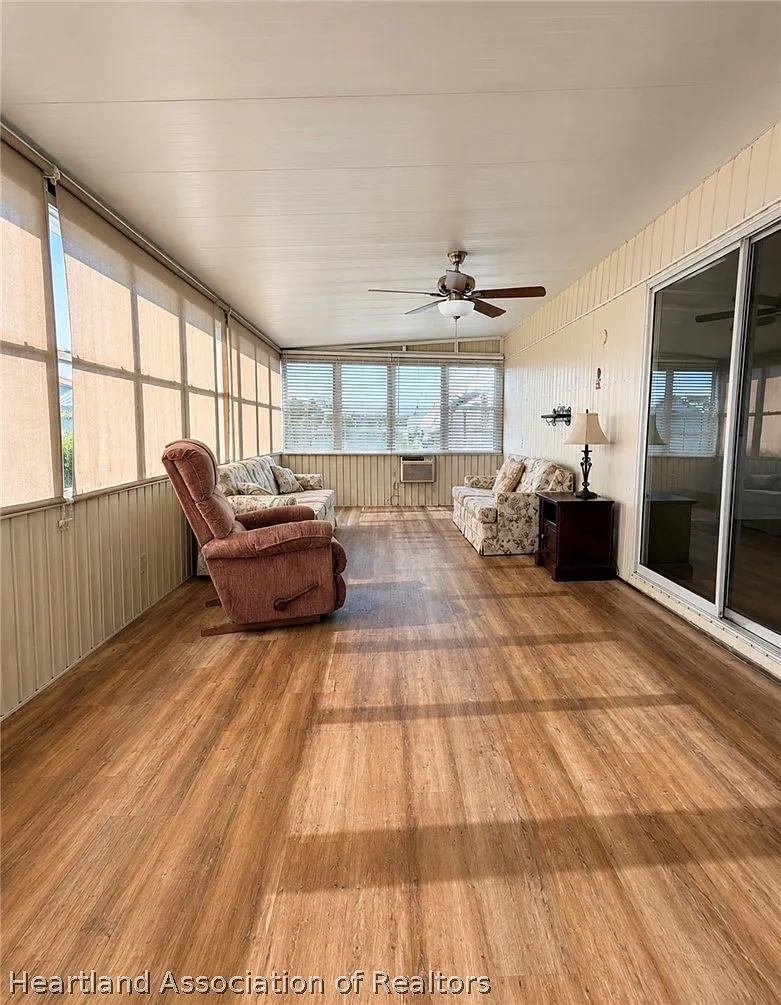 2 bed, 1.5 bath, 984 sqft, $1,200 — Photo 3