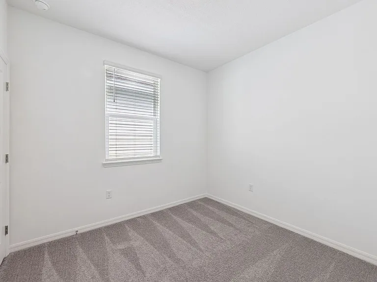 523 Orient Ave — Photo 13