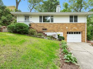 4 Bartlett Pl, Huntington, NY 11743