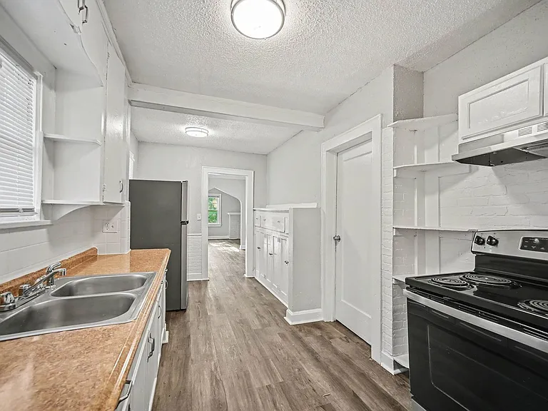 5114 Brooklyn Ave — Photo 2