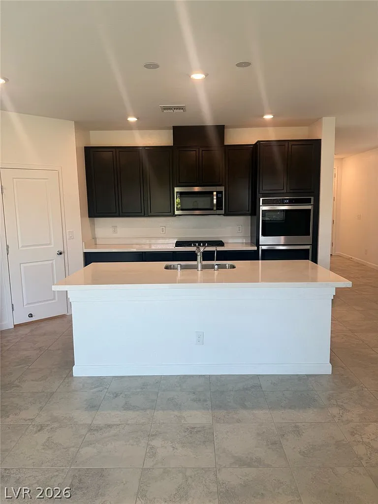 5 bed, 4.0 bath, 2454 sqft, $3,495 — Photo 3