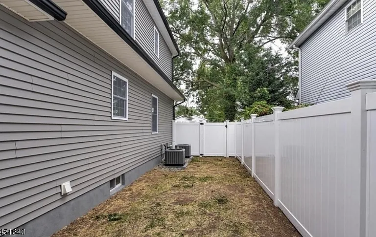 800 Drake Ave — Photo 5